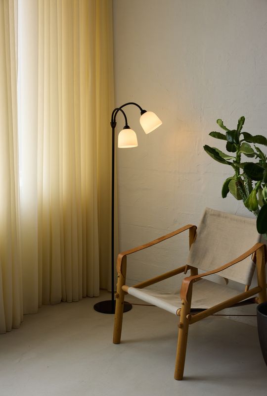 Glow gulvlampe 2 arm Opal - Sort