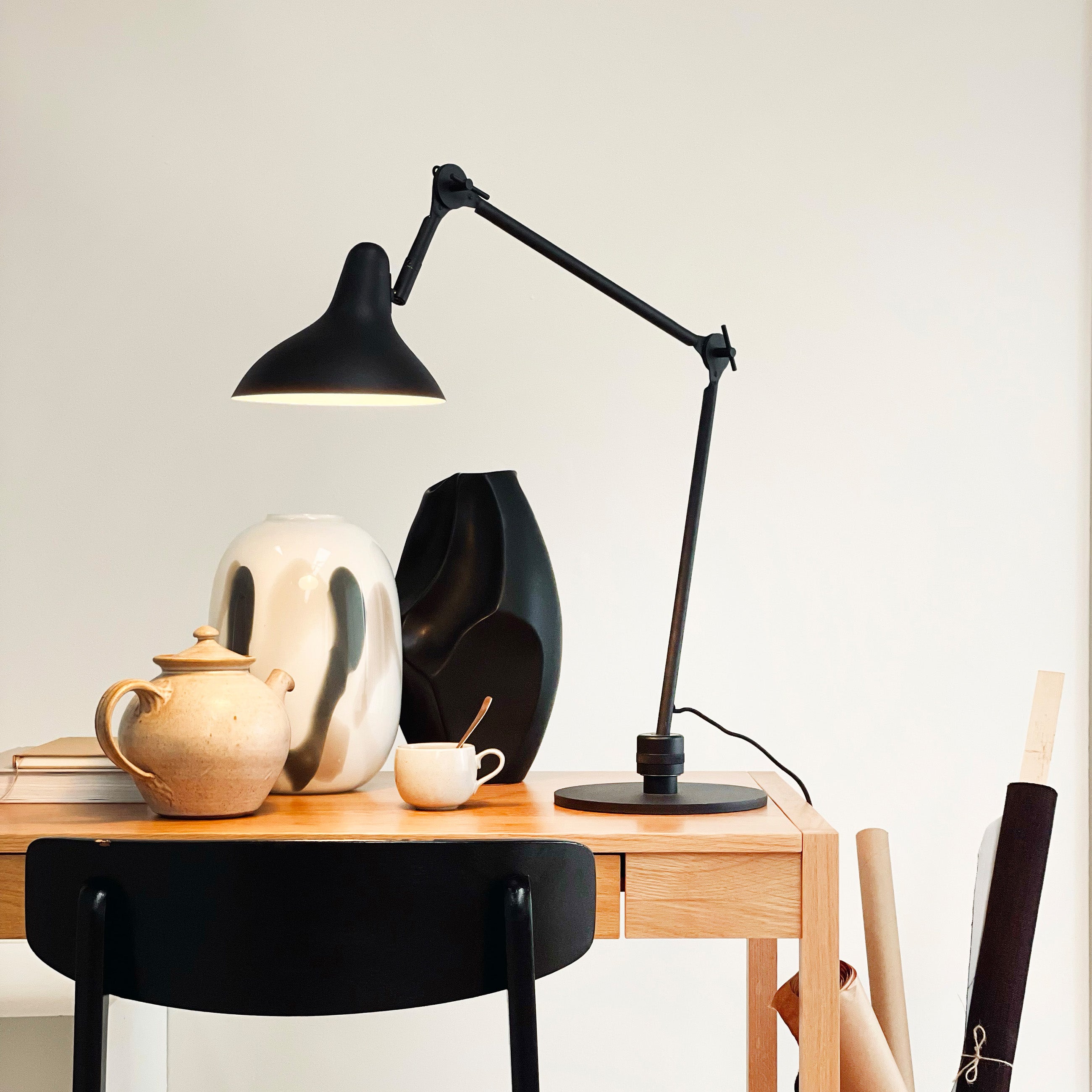 Lotus bordlampe sort