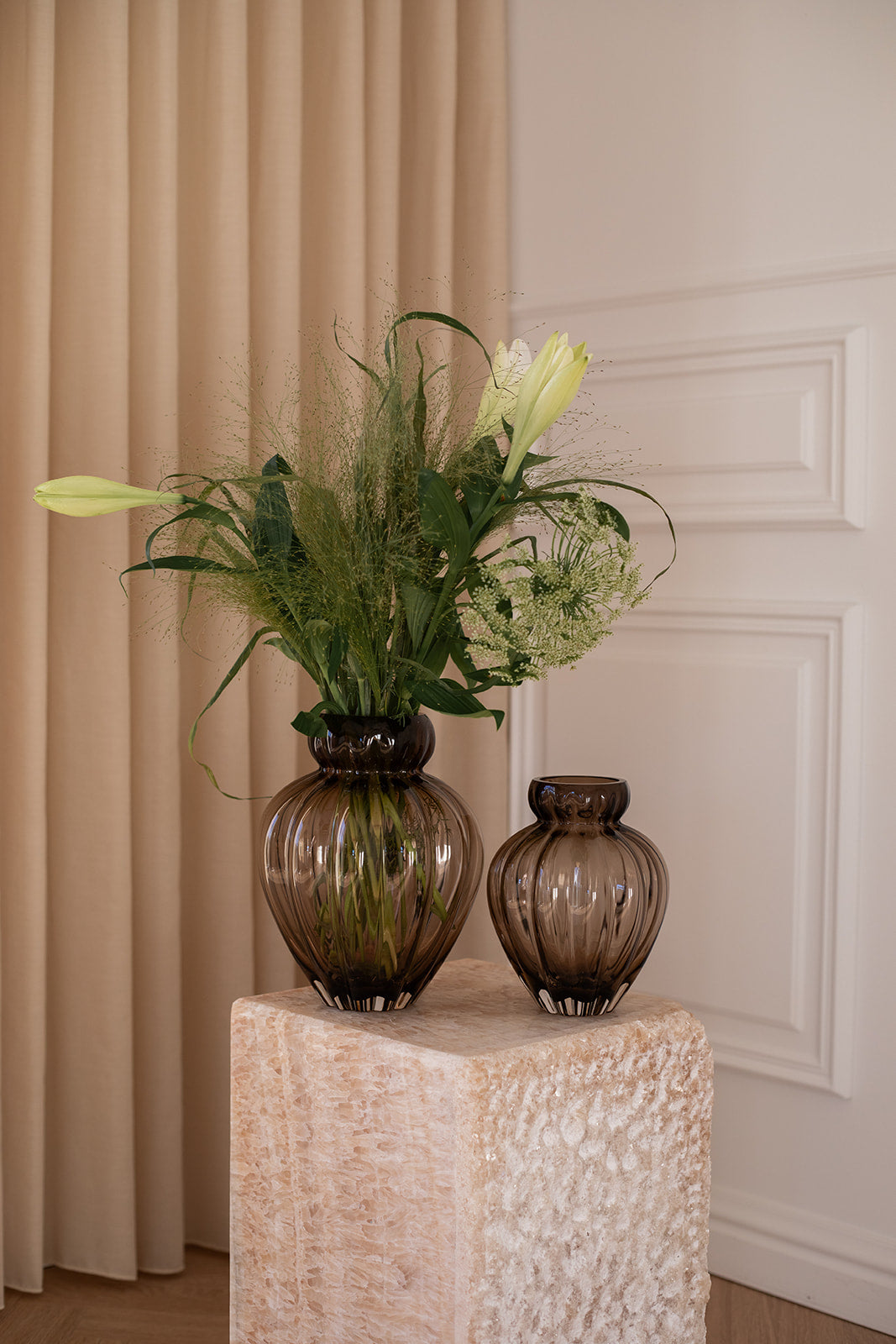 Audrey vase medium smokey brown