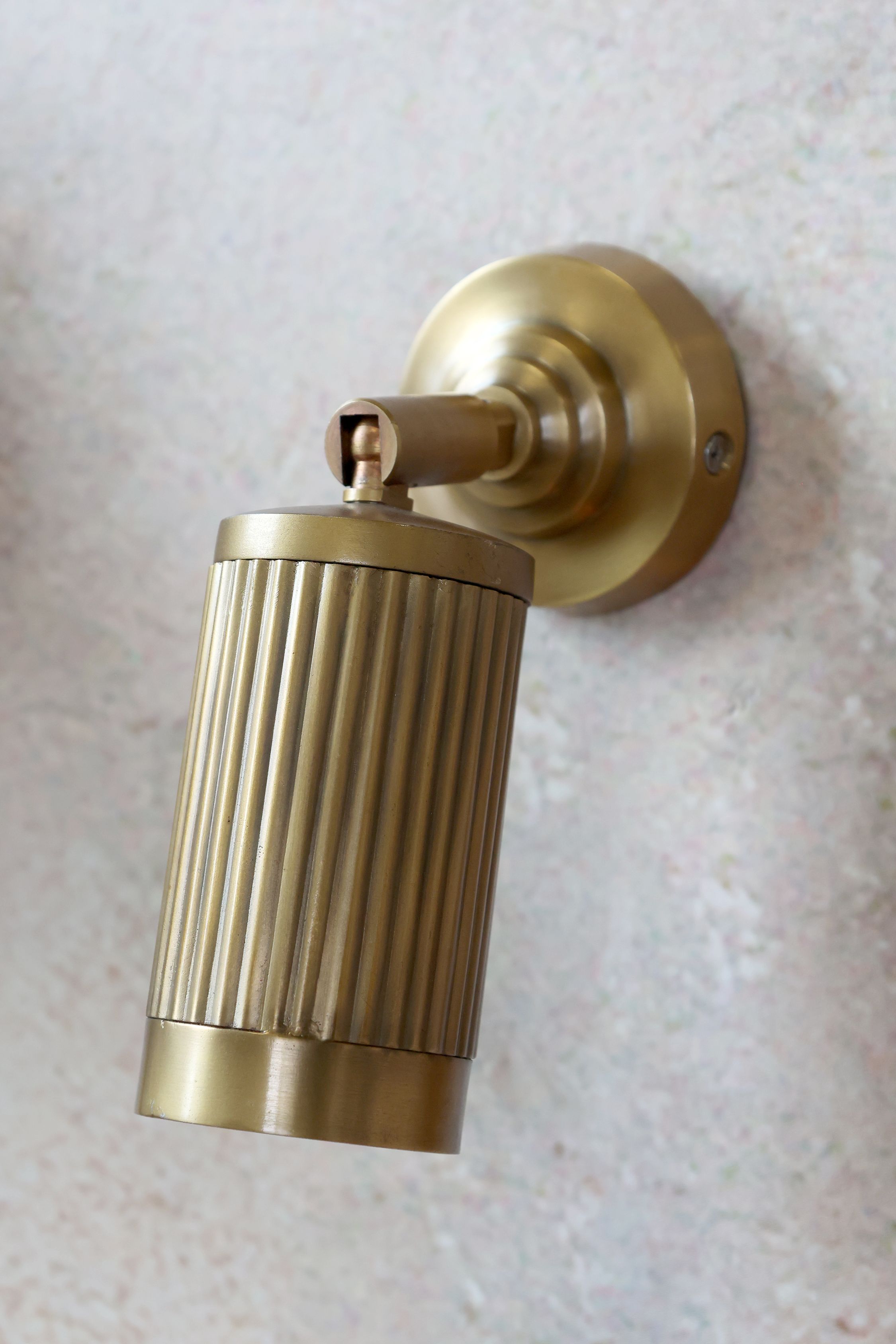 Lampe til væg med riller