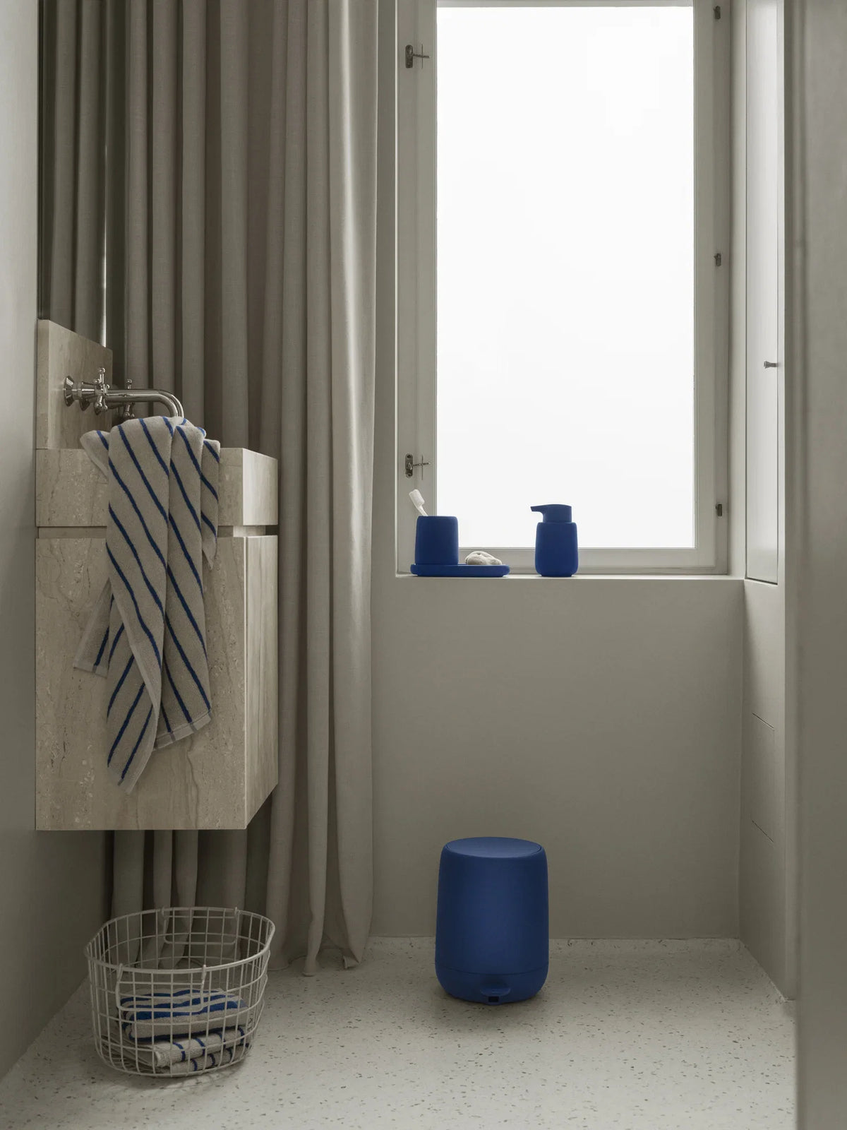 Bath towel -ARTO- colour Moonbeam/Mazarine Blue